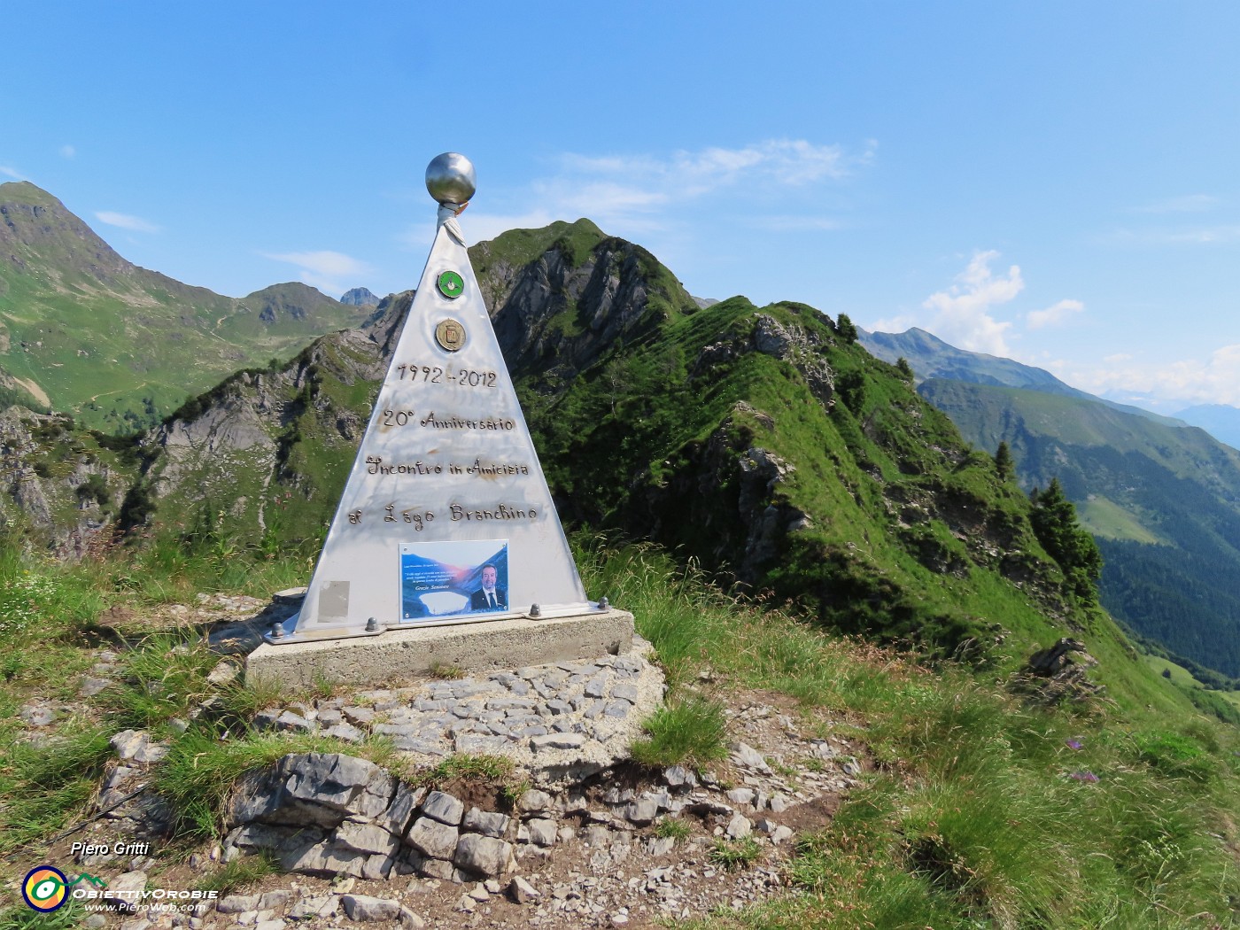 43 Anticima sud Corno Branchino (1917 m)  con cippo commemorativo.JPG